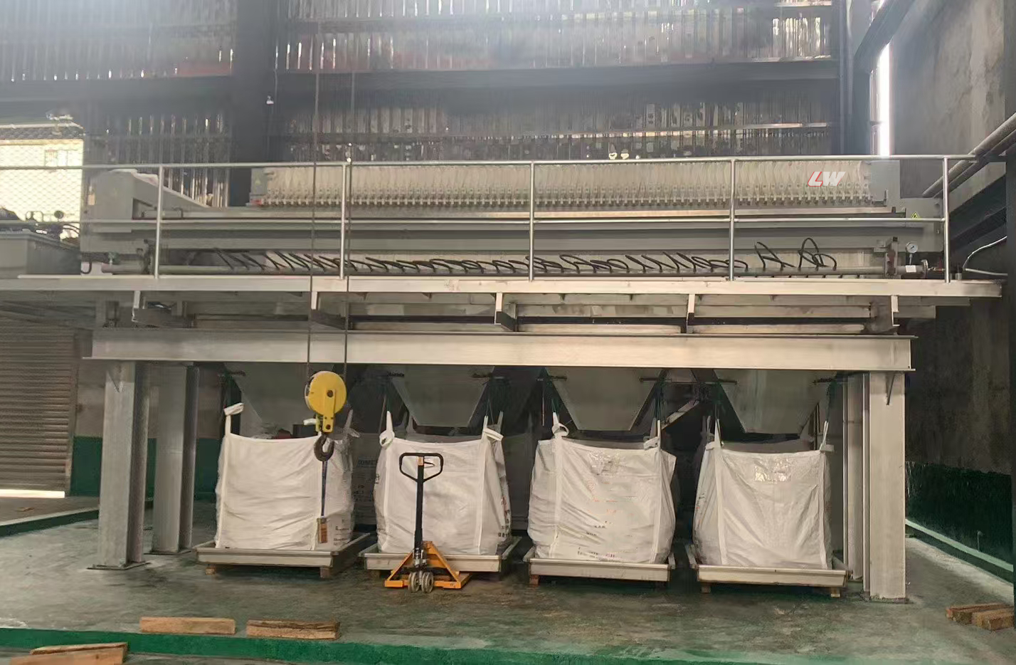 Filter press on an elevated platform discharging into bulk bags