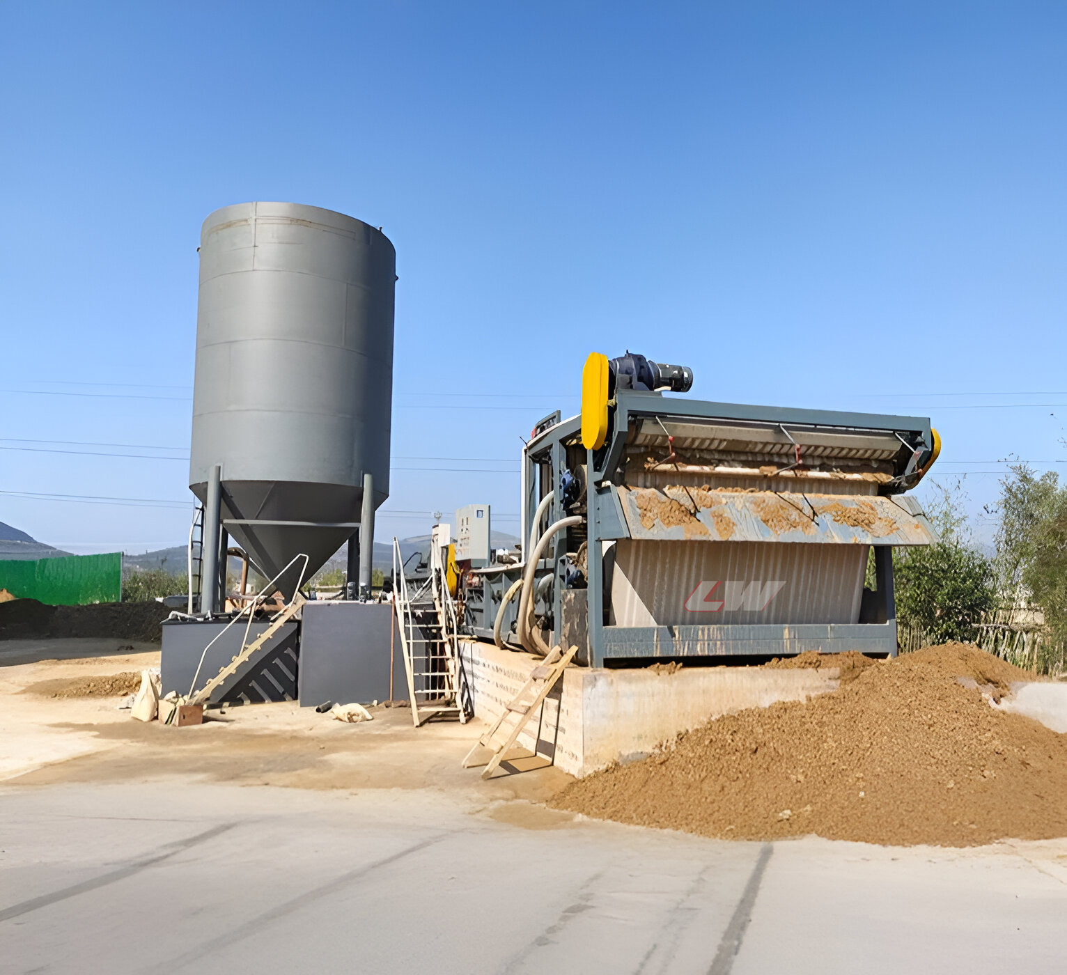 Outdoor belt filter press installation with sludge silo
