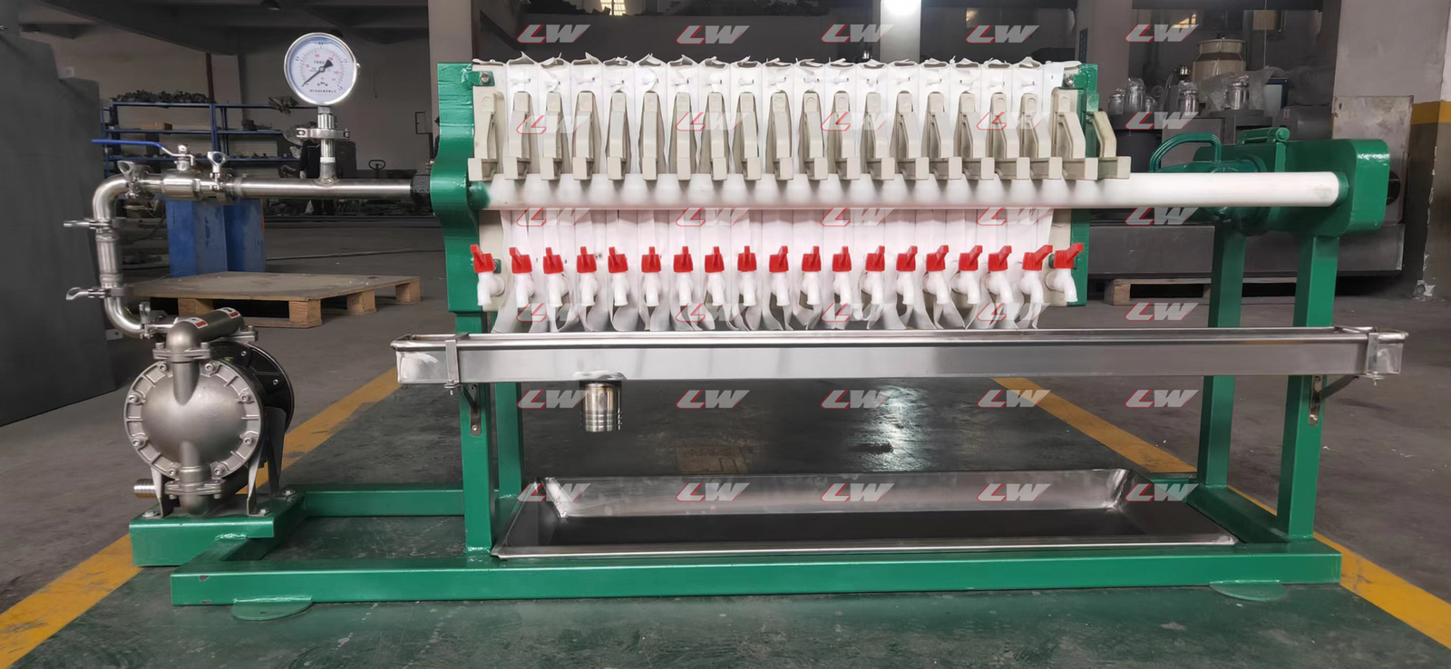 Lab-pilot filter press for bench-scale dewatering tests