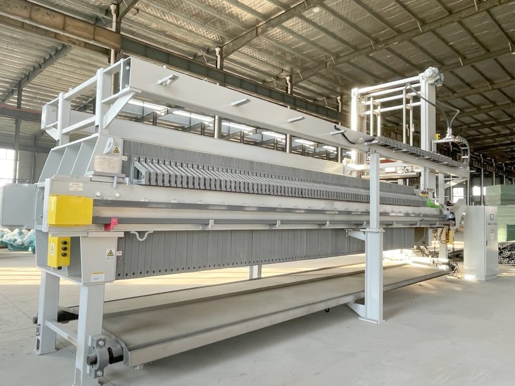 Loway recessed chamber filter press with automatic cloth washing system